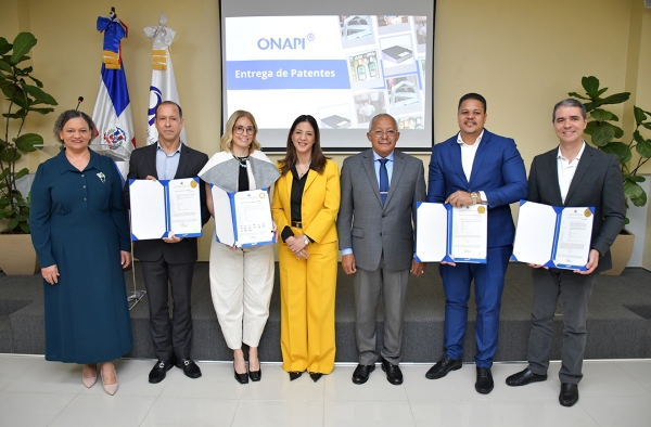 ONAPI otorga cuatro patentes a innovadores e inventor para contribuir al sector salud, textil e innovación